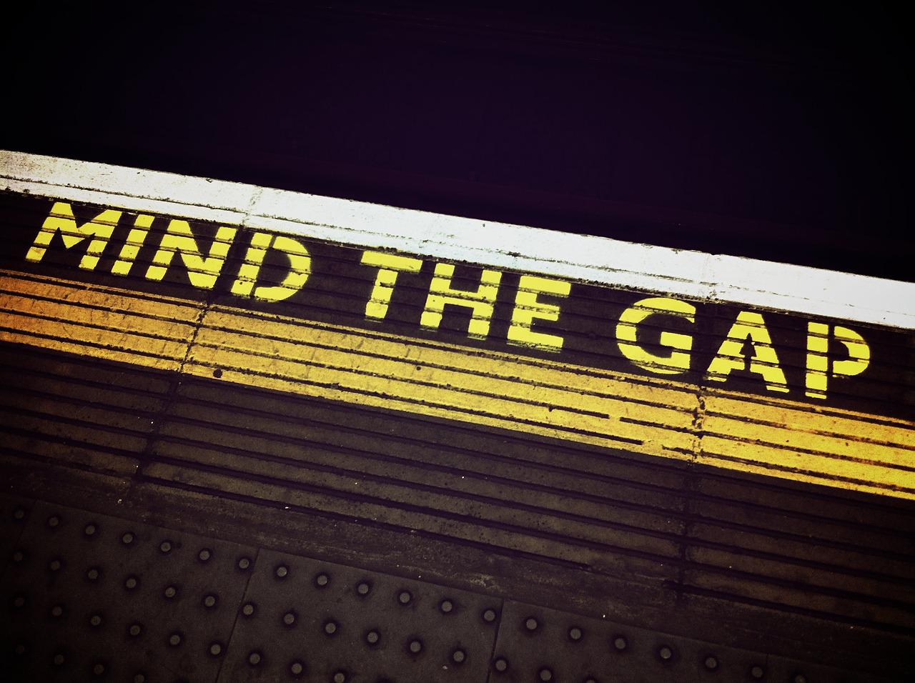 Mind the gap sign at train station